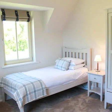 4 Bedroom With Wheelchair Accessible Bathroom 2km From